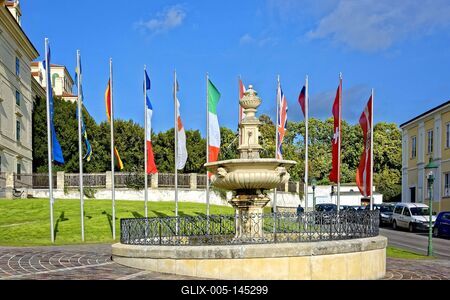 Díszkút és lobogók, Kismarton-stock-foto