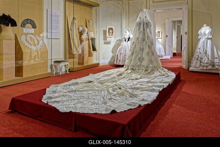 Erzsébet királyné újraálmodott koronázási ruhája Gödöllőn-stock-foto