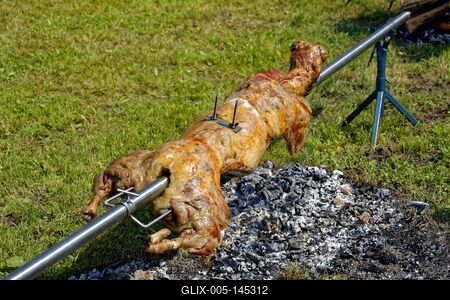 Bárány sütés forgó nyárson parázs fölött-stock-foto