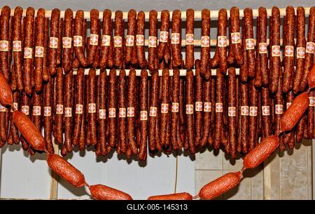 Magyar kolbászok lógnak faléceken-stock-foto