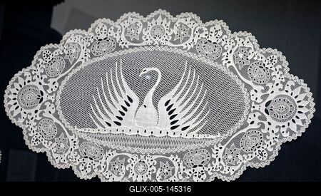Hattyú mintájú halasi csipke terítő-stock-foto