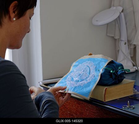 Készül a halasi csipke-stock-foto