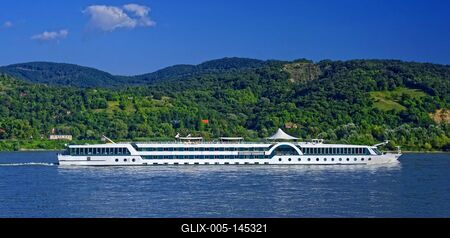 Fehér Luxushajó a Dunán-stock-foto