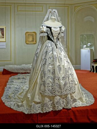 Erzsébet királyné újraálmodott koronázási ruhája Gödöllőn-stock-foto