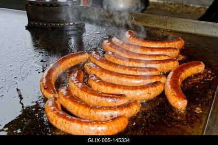 Sült kolbászok sülnek-stock-foto
