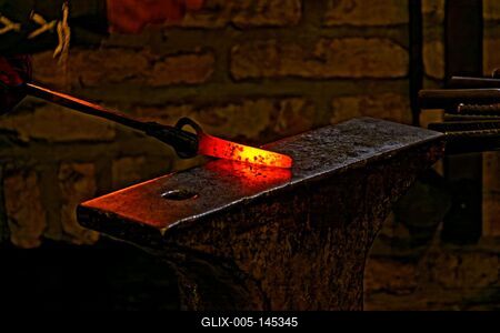 Izzó vas az üllőn-stock-foto