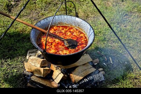Bogrács gulyás tábortűz felett-stock-foto