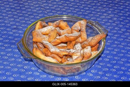 Csörege fánk porcukorral üveg tálban-stock-foto