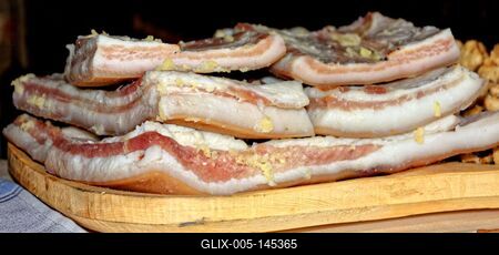 Abált szalonna fokhagymával fadeszkán-stock-foto