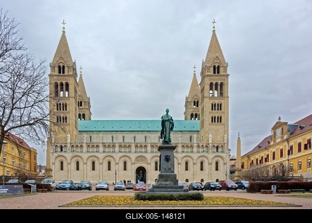 Pécs, Szent Péter- és Szent Pál-székesegyház oldal nézett Szepessy Ignác műemlékkel-stock-foto