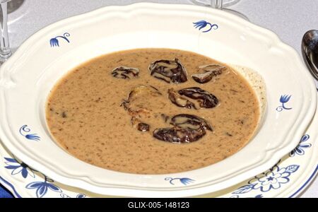 Szilva leves hidegen Panyolából-stock-foto