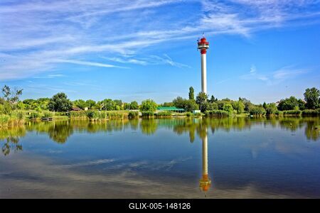 Martfűi horgász tóban tükrözik Martfű tv toronya-stock-foto