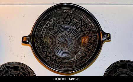 Fekete kerámia tál népi mintákkal-stock-foto