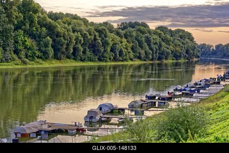 Tisza folyó Martfűnél, motorcsónakok a parton-stock-foto