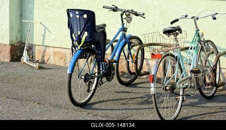 Két kerekes járgányok parkolója-stock-foto