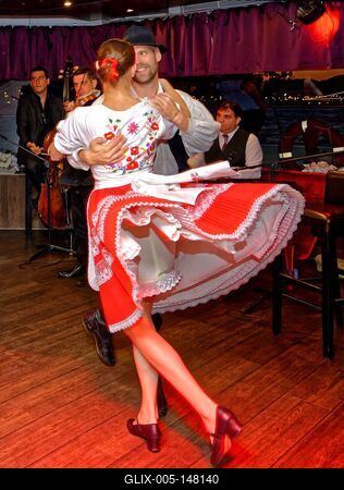 Magyar folklor, népitánc együttes, lány és férfi együtt táncolnak-stock-foto