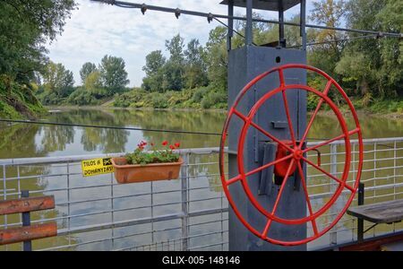 Komp hajó kormánykereke, átkelés az Öreg Túr  folyón Panyolánál-stock-foto