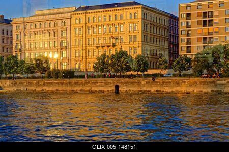 Ház építmény Budapesten a Szécheniy rakparton, esti napfényben a dunáról nézve-stock-foto