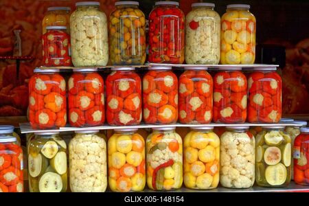 Nagy befőtes üvegek, dunsztos, teli ecetes paprikával, tökkel, karfiollal-stock-foto