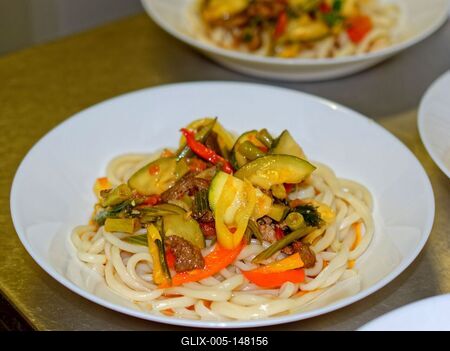 Ujguri konyha, bárányhús kockák és sült zöldség a lahman, längmän, tojás nélküli tésztán-stock-foto