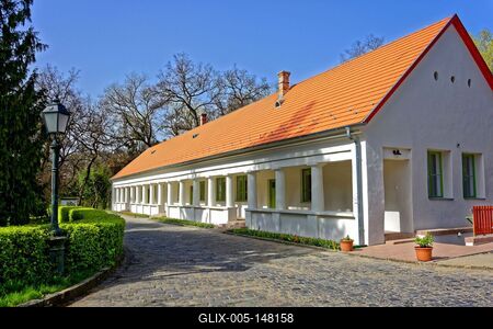 Tornácos parasztház, frissen renoválva-stock-foto