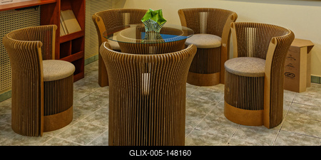 Kartonpapírból készült bútor-stock-foto