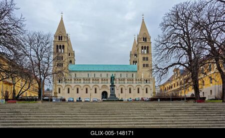 Pécs, Bazilika oldal nézett lépcsőkkel és Szepessy Ignác műemlékkel-stock-foto