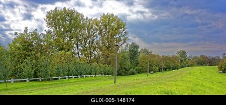 Szamos ártér a töltéssel, vidéki táj Panyolán-stock-foto