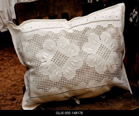 Fehér párna anjour hímzéssel-stock-foto