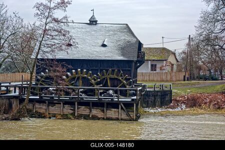 Turistvándi, műemlék vízimalom a folyó felől látható-stock-foto