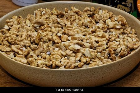 Friss dióhéj nélküli Szatmári dió, Juglans, egy tálban-stock-foto