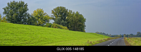 Országút a töltés mellett, Panyolában-stock-foto