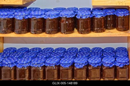 Sok üveg eredeti szatmári szilva lekvár polcokon, Panyolába-stock-foto