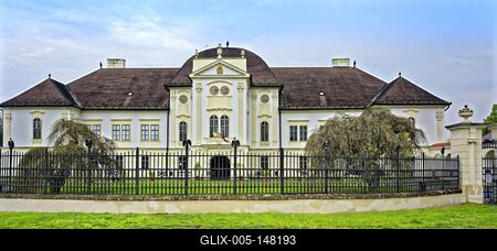 Szécsény, Forgách kastély vas kerítéssel-stock-foto