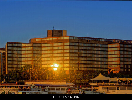 Intercontinental hotel esti napfényben a dunáról nézve-stock-foto