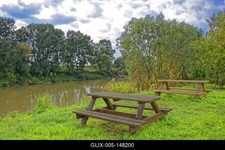 Pihenő padok a Szamos partján, vidéki táj Panyolában-stock-foto