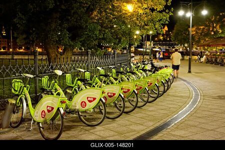 Bérelhető zöld kerékpárok a Vigadó téren-stock-foto
