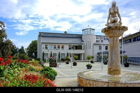 Hévíz, Polgármesteri hivatal szökőkúttal és virágokkal-stock-foto