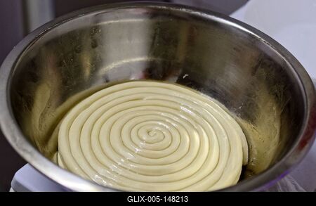 Lahman, längmän ujguri tojás nélküli tészta különlegesség ezüst tálban-stock-foto