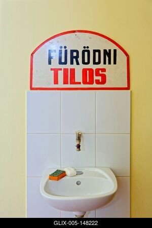 Fürödni tilos felirat, egy mosdó felett-stock-foto