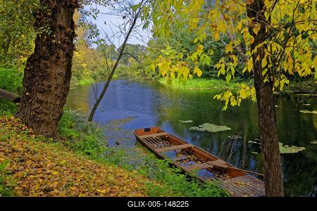 Halász csónak teli vízzel az Öreg Túr folyó partján ősztáján, Panyolában-stock-foto