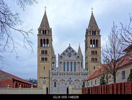 Pécs, Dóm bejárat-stock-foto