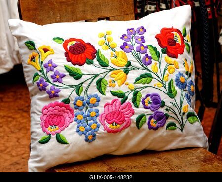 Fehér párna kalocsai hímzéssel-stock-foto