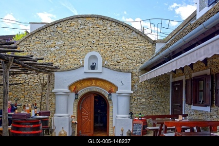 Római pincs Hévíz-Egregyen, bejárat-stock-foto