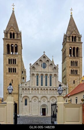 Pécs, Szent Péter- és Szent Pál-székesegyház bejárat-stock-foto
