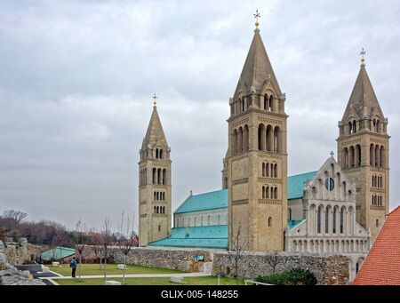 Pécs, Barbakán bástya és a városfal, mögötte a Szent Péter és Pál Bazilika-stock-foto