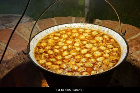 Tárkonyos, vargányagombás, nyírségi krumpligombócos, lestyános marharagu leves a bográcsban, Panyolából éjszaka-stock-foto