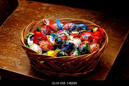 Népművészeti, tarka húsvéti tojások egy kosárban-stock-foto