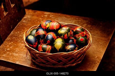 Húsvéti tojások magyar mintával egy kosárban-stock-foto