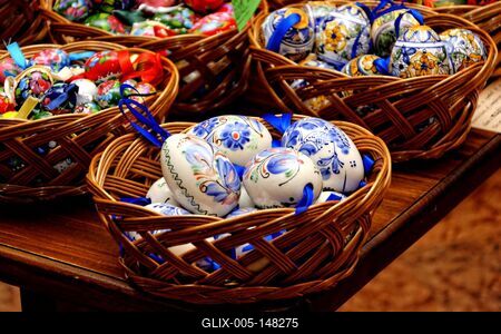 Glasierte und bemalte Steinzeug Ostereier-stock-foto